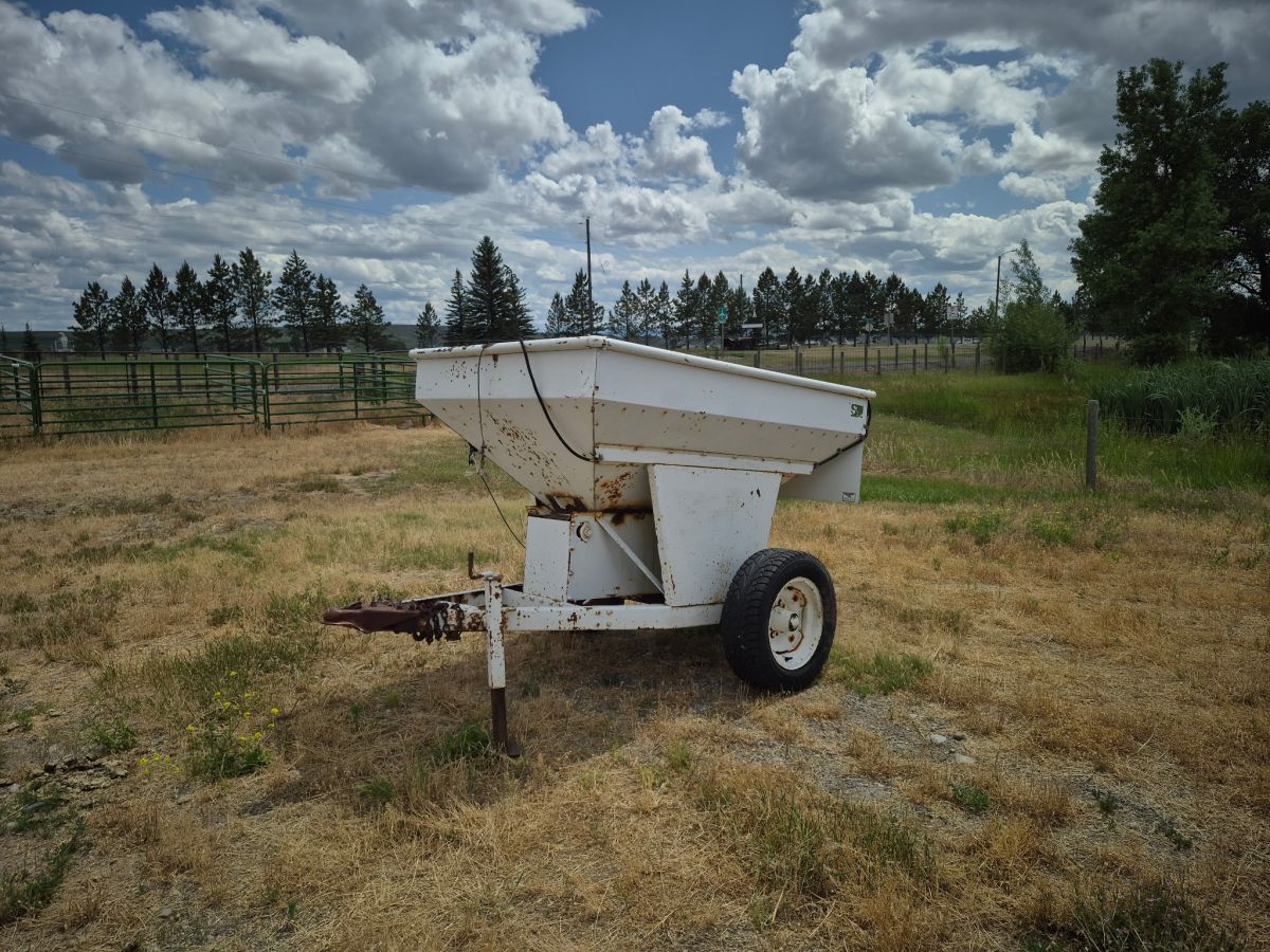 John Deere spreader